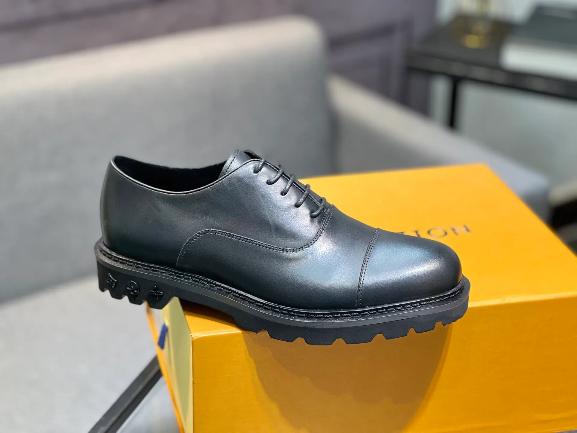 Men's shoes 💰820 [LV] - High-end quality - Upper: 🔝 tumbled cowhide, Nappa cowhide, brand logo sewn on shoe body - Lining: cowhide, foot pads; water-dyed cowhide - Outsole: TPR·rubber foam; two-color molded outsole -Super high quality control·Fine workmanship: highlighted (high-end·luxury·grade) -Size: 39-44 (38 45 can be customized)